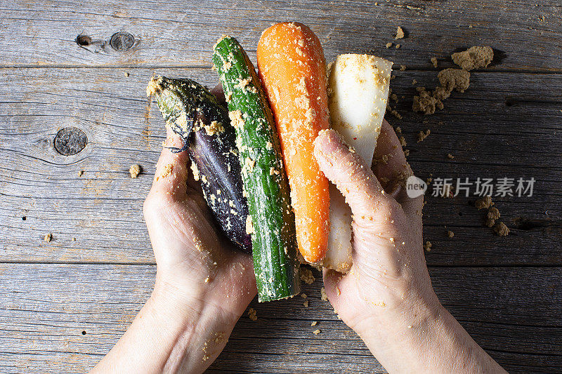 日本传统泡菜。茄子，黄瓜，小萝卜和胡萝卜。是日本祖母的手上放着腌菜。