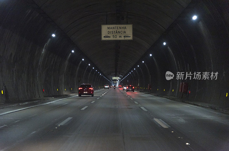 隧道上的道路与汽车交通