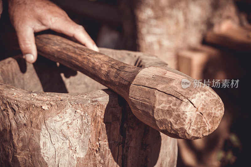 手工雕刻的工匠古巴咖啡磨粉机和木槌