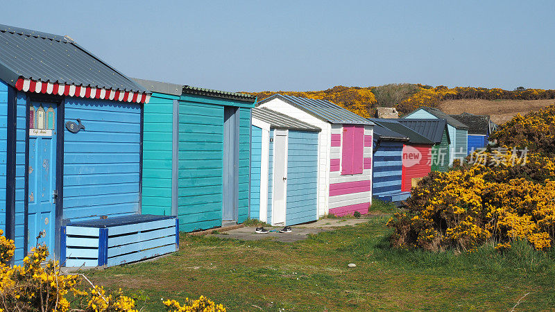 色彩缤纷的海滩小屋，苏格兰