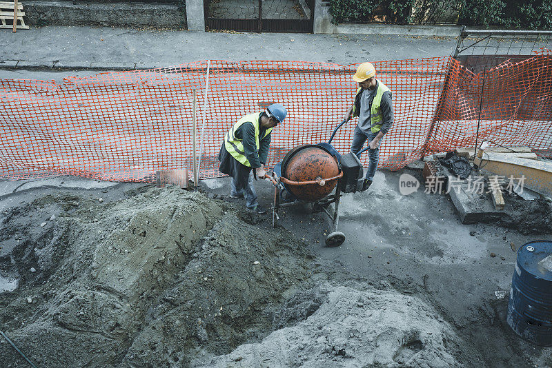 建筑工人在建筑工地准备水泥