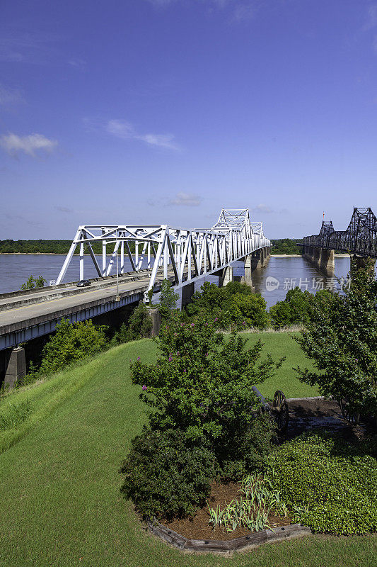 老维克斯堡一条铁路线;和新的维克斯堡桥悬臂横跨密西西比河三角洲，路易斯安那州和维克斯堡