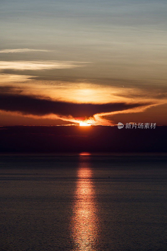 希腊莱斯博斯岛(Lesbos)的莫利沃斯山(Mithymna)上的日落和云景