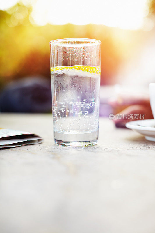 在阳光明媚的夏日，一杯冰凉的起泡饮料配上一片柠檬