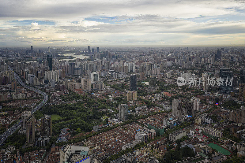 中国上海的日出全景航拍图