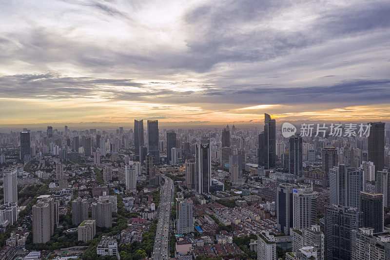 中国上海的日出全景航拍图