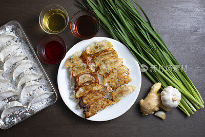 日式饺子。从上面看，饺子的食谱和配料制作饺子和烤饺子。