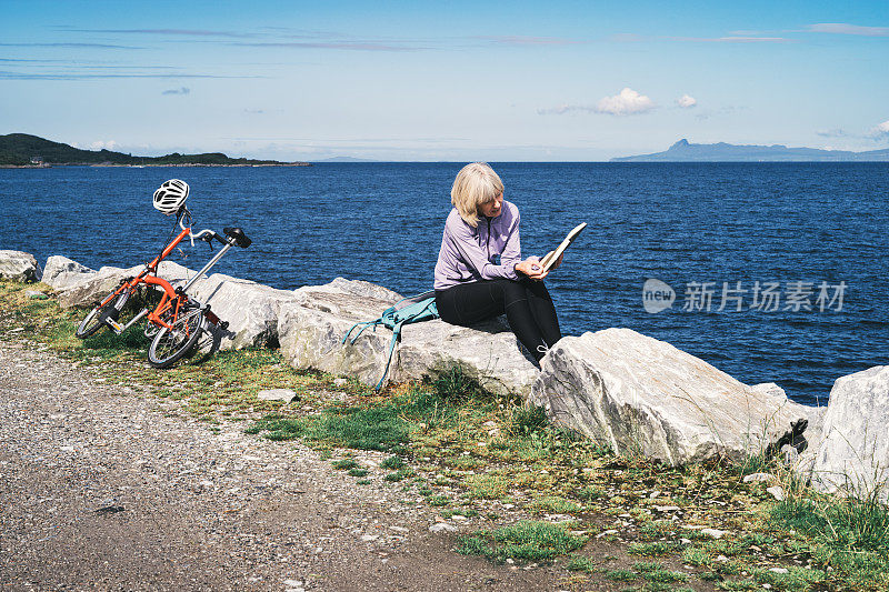 听着海浪声读书