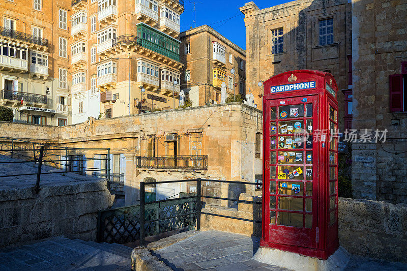马耳他瓦莱塔老城维多利亚门桥上的红色电话亭