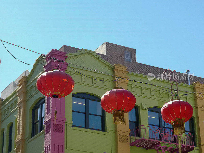 在旧金山唐人街一个色彩鲜艳的建筑前的灯笼