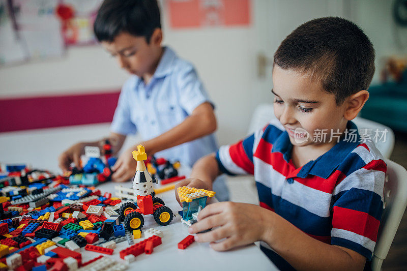 两个男孩在玩方块玩具