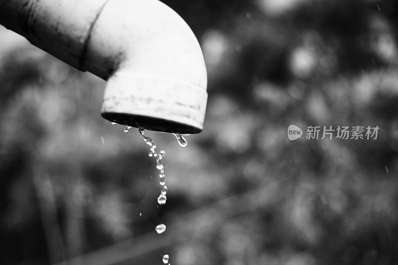 雨水从排水沟中倾泻而出