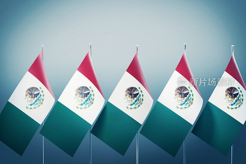 灰色背景上排成一排的墨西哥国旗