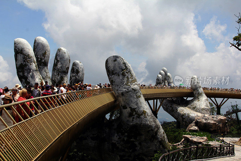 游客在金桥。金桥是位于岘港巴那山的一座150米长的人行天桥。