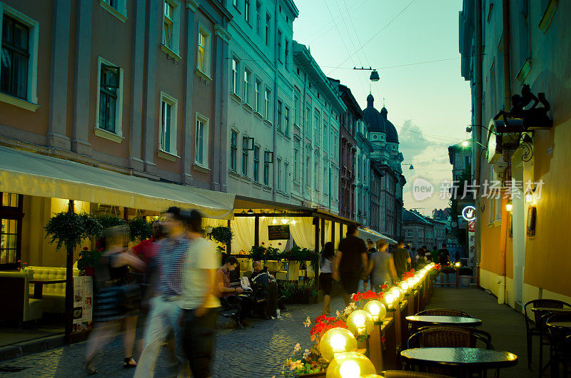 乌克兰利沃夫——2014年7月6日:利沃夫街道上有不明身份的人。城市建筑。利沃夫-乌克兰地区的城市，利沃夫地区的区域中心。