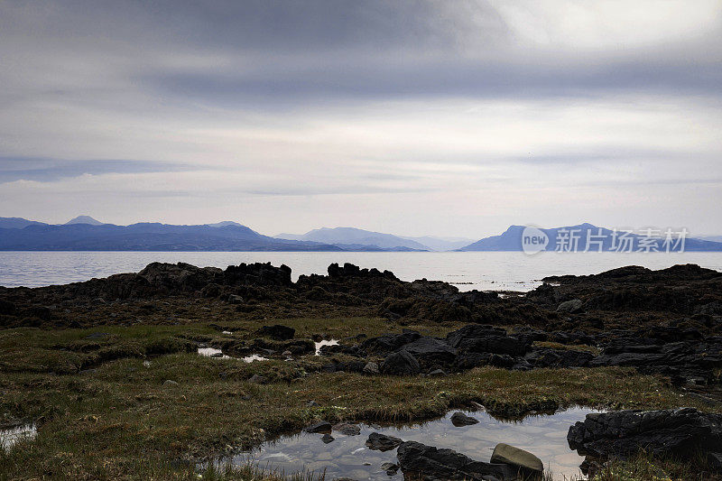 苏格兰斯凯岛阿玛代尔附近的海岸景色