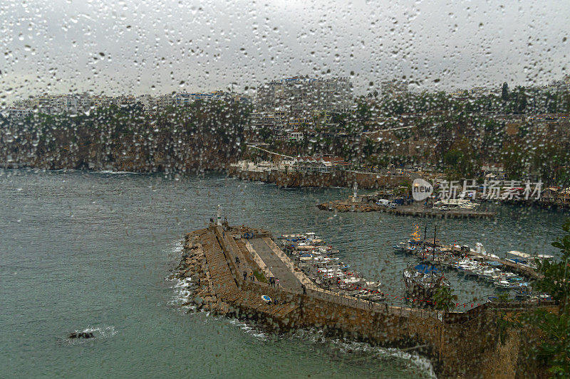 Kaleiçi安塔利亚港雨天。