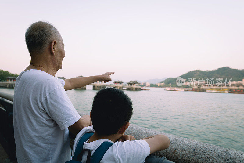 爷爷向孙子介绍广济桥