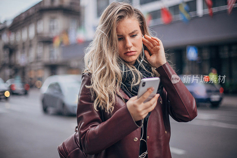 年轻漂亮的女人在用电话