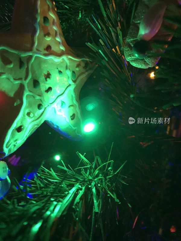 圣诞树彩灯装饰背景