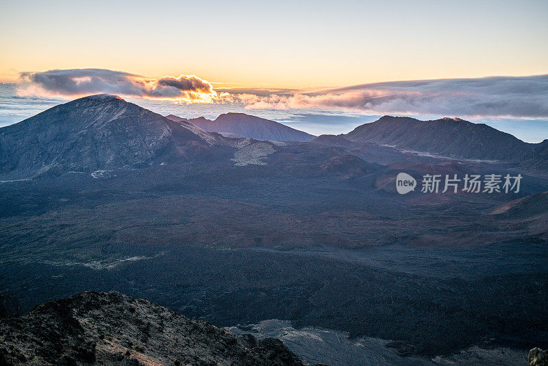 日出时的哈雷阿卡拉国家公园