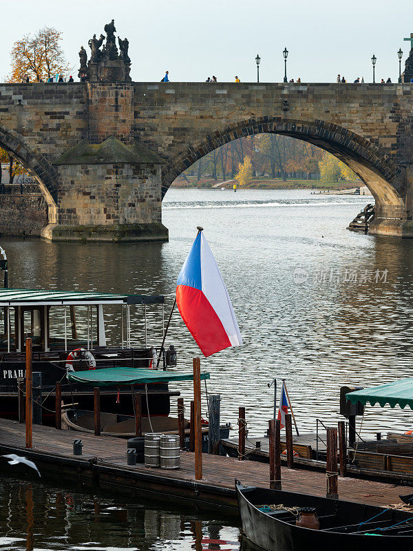 查理大桥前悬挂捷克国旗的船只