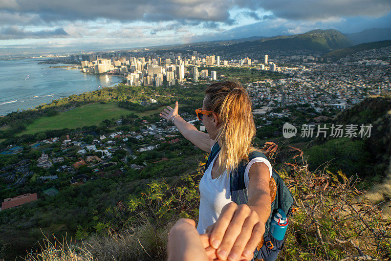 跟我来概念，女人带领男友到火山山顶俯瞰美国夏威夷檀香山城市