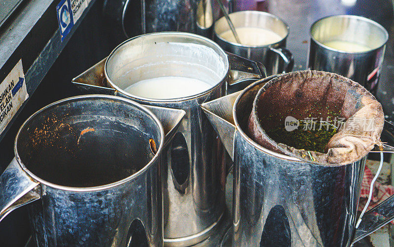 三个不锈钢茶壶，印尼街头小吃