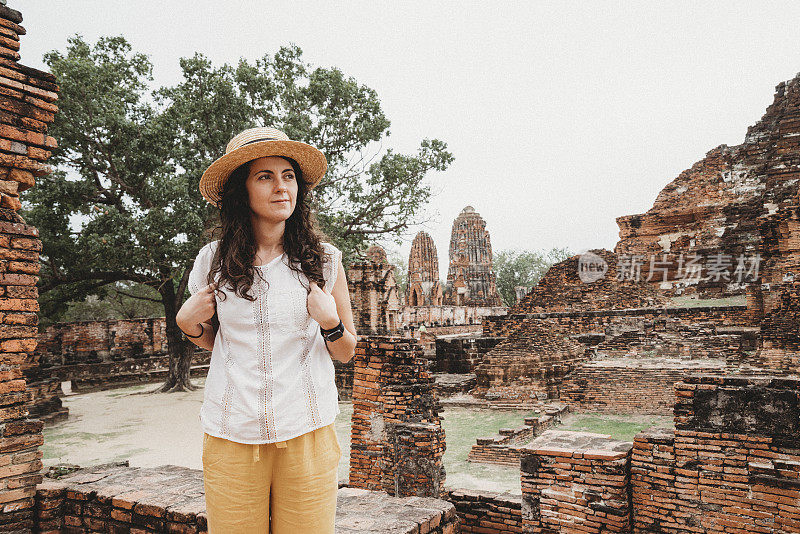 一名年轻女子在泰国大城府探索一座寺庙