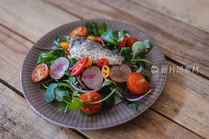 简单的凤尾鱼沙拉配蔬菜