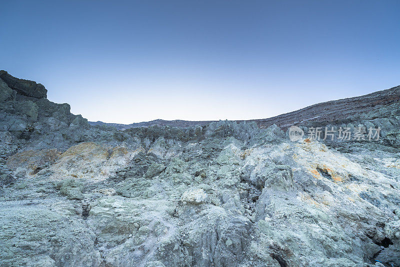 硫磺湖和冒烟的矿山山早上在卡瓦伊真火山印度尼西亚东爪哇与银河夜空的背景