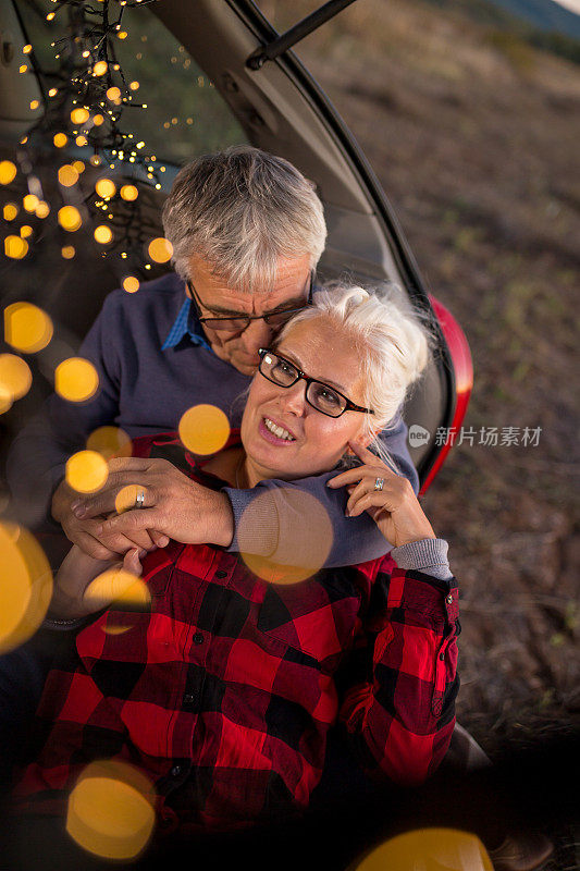 老年夫妇在户外开车