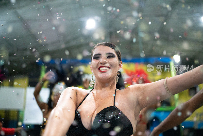 在巴西狂欢节上庆祝和跳舞的女人(帕西塔)