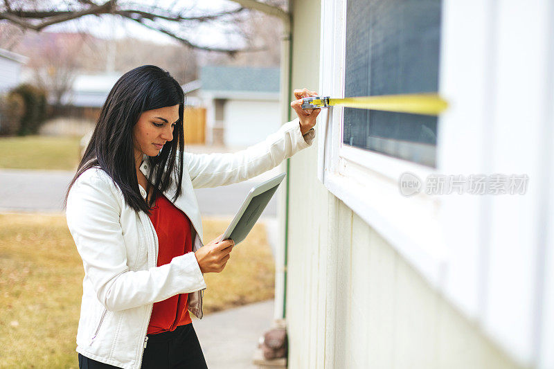 科罗拉多州西部千禧一代年轻女性评估师测量房屋特征和评估价值