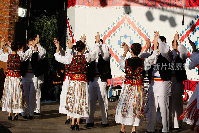 罗马尼亚舞者穿着传统服装，表演一种民间传统舞蹈。