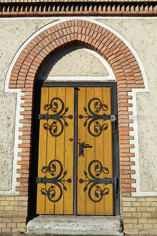 古老教堂的门