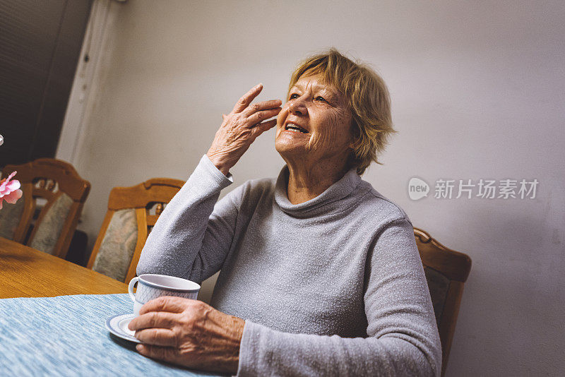 一位非常健谈的资深女士的肖像