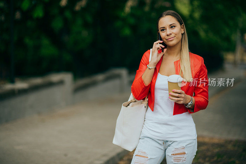 在城市里使用智能手机的女人