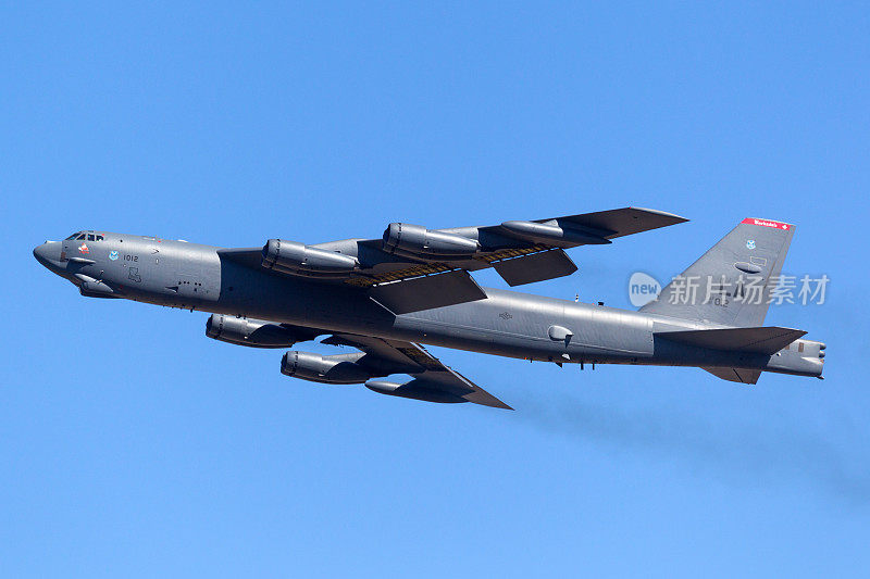 美国空军(USAF)波音B-52H从阿瓦隆机场起飞。