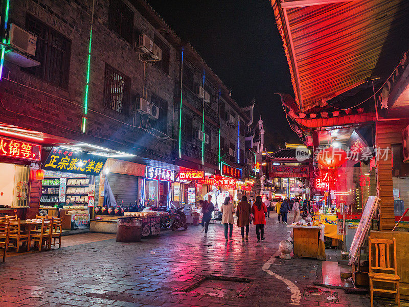 游人漫步在凤凰古城的黄昏。凤凰古城或凤凰县是中国湖南省的一个县