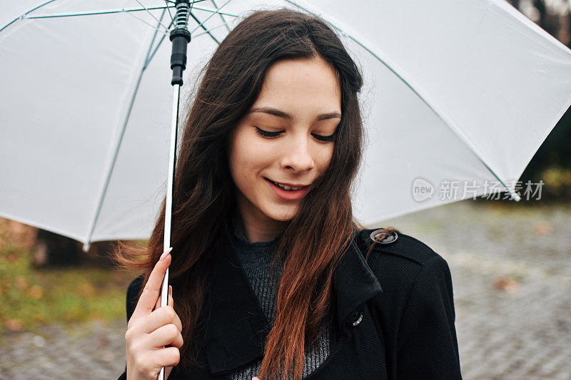 美丽的年轻女子享受着雨天