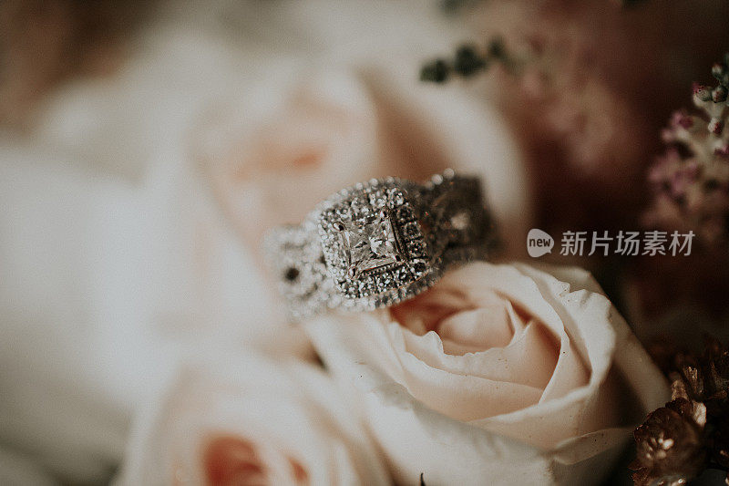 戒指和新娘的花束