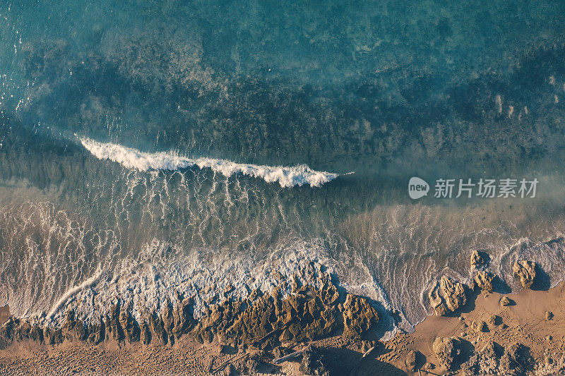 巨大的海浪冲击着珊瑚圈。从以上观点。