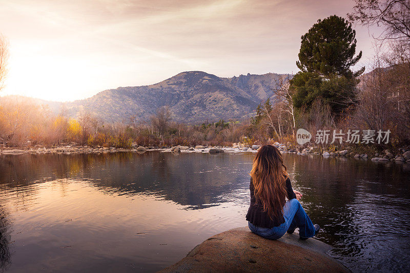 妇女放松在卡瓦河两岸在三河，加利福尼亚州