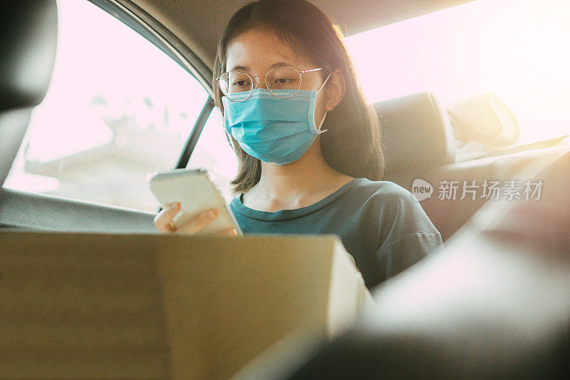 年轻的亚洲青少年戴上防护口罩以防止冠状病毒的传播，并搬到她的家里进行隔离。全球突发卫生事件Covid-19