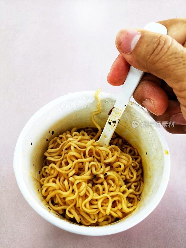 面汤食物在杯子里在家即食