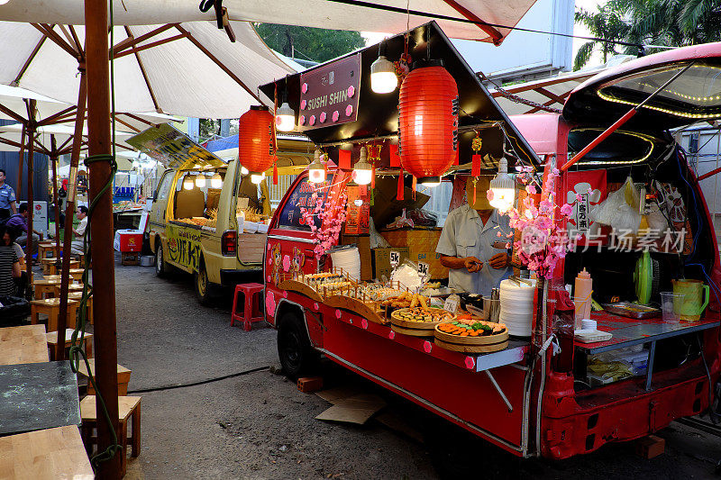 户外餐厅与美食广场在周末市场，许多小吃和街头小吃在卡车上