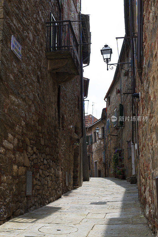 历史悠久的卢西尼亚诺狭窄的街道