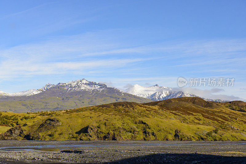 从Markarfljót山谷在冰岛的雪山的全景Hekla火山