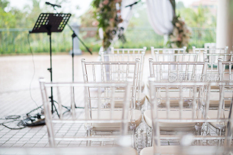 开放空间婚礼上一排排透明椅子